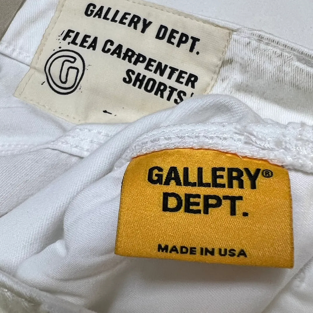 Close-up of details GALLERY DEPT. FLEA CARPENTER SHORTS Ink-splash knife-cut mud-dyed denim shorts Destroyed VINTAGE distressed denim shorts Distressed white S-XL Rewashed cement-dyed to make it distressed Knife cut holes and cat whiskers worn away Customized complete set of accessories with logo Handmade acrylic splash-ink graffiti